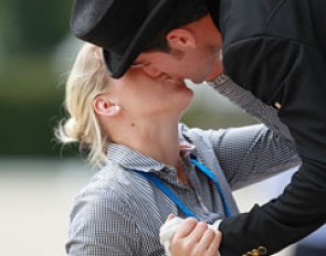 ...kisses girlfriend Annika Damrau...