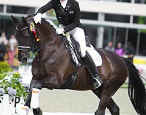 Stephanie Kooijman patting Winston in the lap of honour