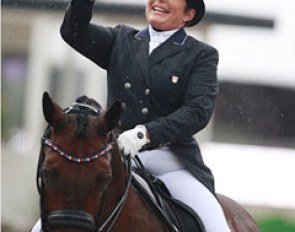 Shelly Francis waving to the American fans