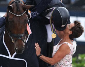 Severo Jurado Lopez gives Fiontini's breeder Hanne Lund a big celebratory kiss