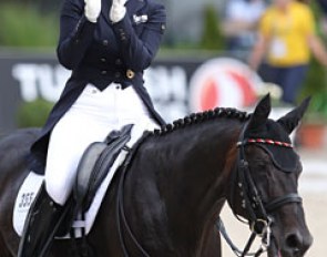 Anabel Balkenhol had her Trakehner stallion Heuberger more supple through the back in the extensions