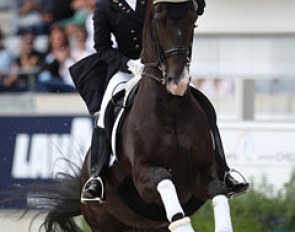 Judy Reynolds and Vancouver K in the prize giving