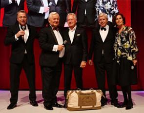 The auction of the sportsbag for the benefit of "Riding Against Hunger": from left Moderator Carsten Sostmeier, Ullrich Kasselmann, Rolf Zimmermann, Paul Schockemöhle and Gudrun Bauer