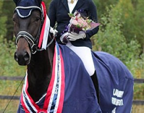 Louise Almlund Løkken and Berge's Roxette win the 4-year old division at the 2017 Norwegian Young Horse Championships :: Photo © Elizabeth Farbrot