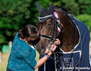 Ema Kopuleva kisses Belle Ennie