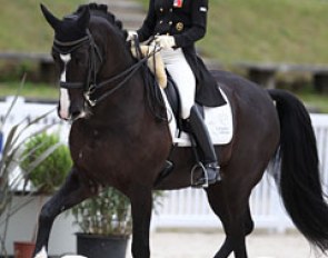 Swiss duo Charlotte Lenherr and Darko of De Niro showed very strong work. The black is not the flashiest mover but they were solid in the execution of the exercises and the contact with the bridle was steady