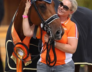 Mom Helga van Peperstraten cuddles with Cupido during the prize giving ceremony
