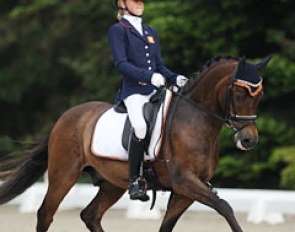 Lara van Nek on Haasendonck's Sultan