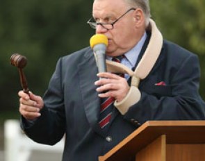 Auctioneer Uwe Heckmann with his arm in a sling