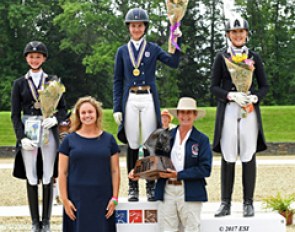 Hannah Niebielski and Roberta Williams hand the Fiona Baan trophy to Chase Shipka (center of podium) at the 2017 NAJYRC :: Photo © ESI
