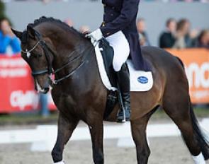 Dutch show jumping rider Piet Raijmakers on his wife Leontien's Winnetou D :: Photo © Digishots