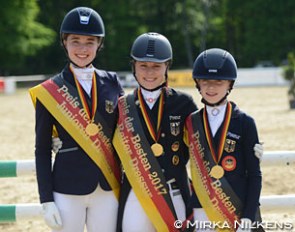 The 2017 Preis der Besten winners: Rebecca Horstmann, Jil-Marielle Becks, Lucie-Anouk Baumgurtel :: Photo © Mirka Nilkens