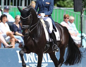 Adelinde Cornelissen and Aqiedo dropped a few stitches when the stallion became unsettled after stepping on his own coronet band in the second piaffe. He refused to piaffe and passage right afterwards and the pair got distracted