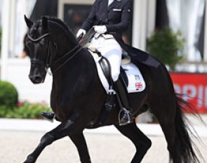 Susan Pape and Don Nobless performed below par in Rotterdam. The black stallion was not in front of his rider's aids (due to the heat?) and could not stayed closed in the frame and sharp on the aids. Pity 