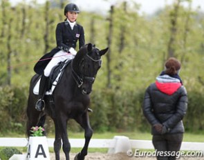 Thai Ravisara Wachakorn warming up Jazz Royal under the supervision of her German coach Johanna von Fircks