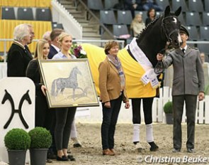Breeder Christiane Müller with the Celle state stud owned Rotspon, who has been proclaimed Hanoverian Stallion of the Year 2017 :: Photo © Christina Beuke