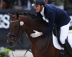Spanish Juan Manuel Acosta Ponce gives his Hanoverian Columbus TR (by Conen x Lauries Crusador xx) a big pat. The horse was presented in a very soft, kind way. He has much shoulder freedom, but the hindlegs were too much out