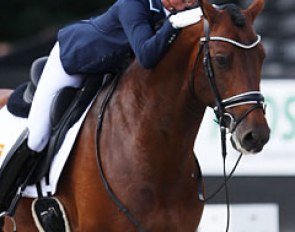 Adelinde Cornelissen hugs Henkie