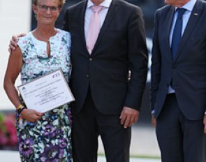 Fiontini's breeder Hanne Lund with WBFSH president Jan Pedersen and show director Frank Kemperman