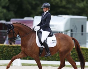 Last year's bronze medal winners, Kim van der Velden on Guadeloupe Beau (by Bordeaux x Vivaldi). The mare has very nice self carriage & cadence in trot but in canter the flying changes were not established