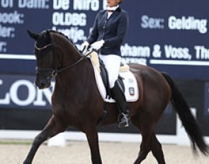 Stefanie Wolf and Matchball OLD (by Millennium x De Niro). The black sparkled less in the finals test. The trot was still superb, but he got a bit stiff in the hindleg and lost swing in the canter. The pair scored 8.26 points