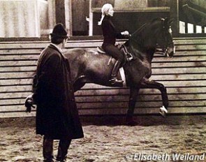 Stuckelberger riding Granat without stirrups at home in 1975