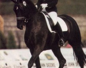 Birgit Wellhausen-Henschke and Renomee at the inaugural World Young Horse Championships in Verden in 1997 :: Photo © Dirk Caremans