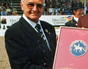 Anton Fischer receives a plaque from the International Dressage Trainers Club at the 1998 CDIO Aachen