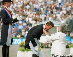 FEI President Don Pilar hands the bronze to Arjen Teeuwissen at the 1999 European Championships :: Photo © Dirk Caremans