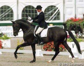 Dr. Ulf Möller on Festrausch at the 1999 World Young Horse Championships :: Photo © Dirk Caremans
