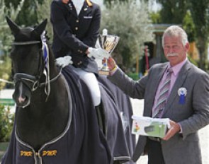 Maria van Dungen and Rembrandt, owned by De Havikerwaard, receives the trophy from O-judge Stephen Clarke