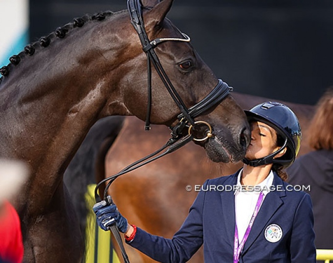 Dressage rider kissing her horse at the inspection for the 2022 World Championships in Herning :: Photo © Astrid Appels