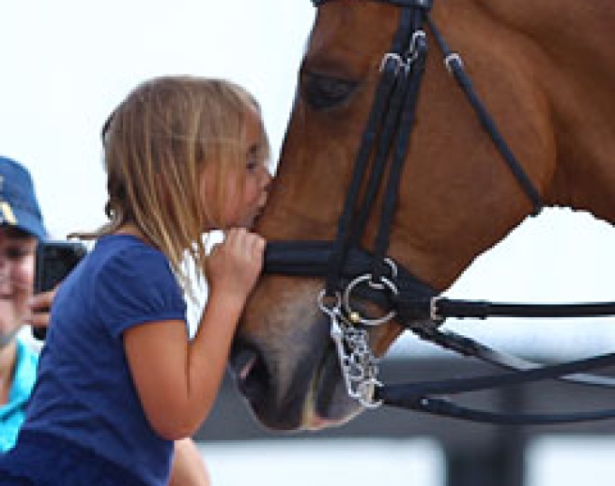Denielle Gallager's daughter kissing Argo Conti Tyme :: Photo © Astrid Appels
