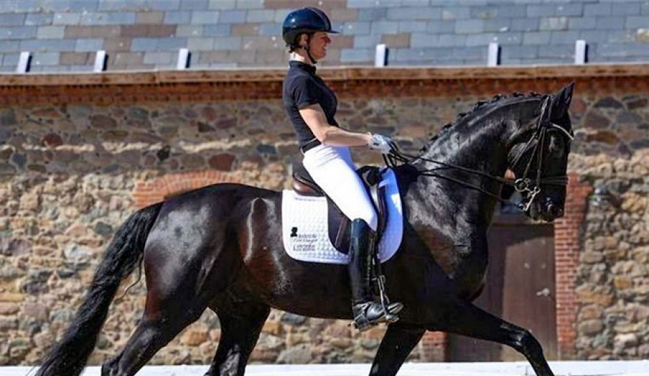Susanne Barnow qualified two 7-year old horses for the next round. Here she is riding Åtoftens Dancing Memory :: Photo © Ridehesten