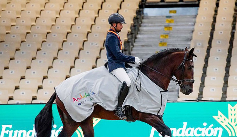 A double win for Raul Arcos Soguero who claimed the gold in the 4- and 6-year old division. Here he is in his lap of honour on Olvido CAD :: Photos © SICAB