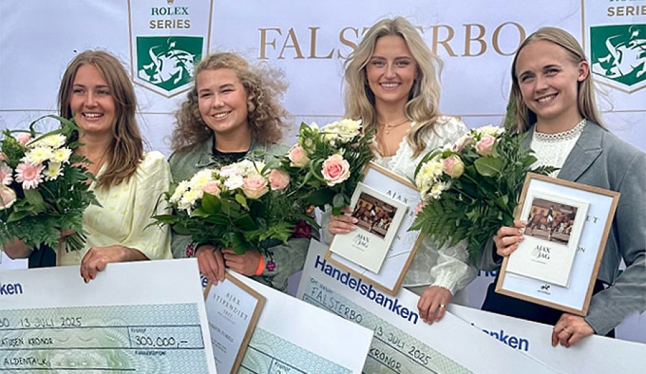  Emelie Aldenfalk, Kajsa Björe (with Torrell's cheque), Ella Löfgren and Jessie Johansson at the Ajax Stipend's recipient ceremony in Falsterbo :: Photo © private