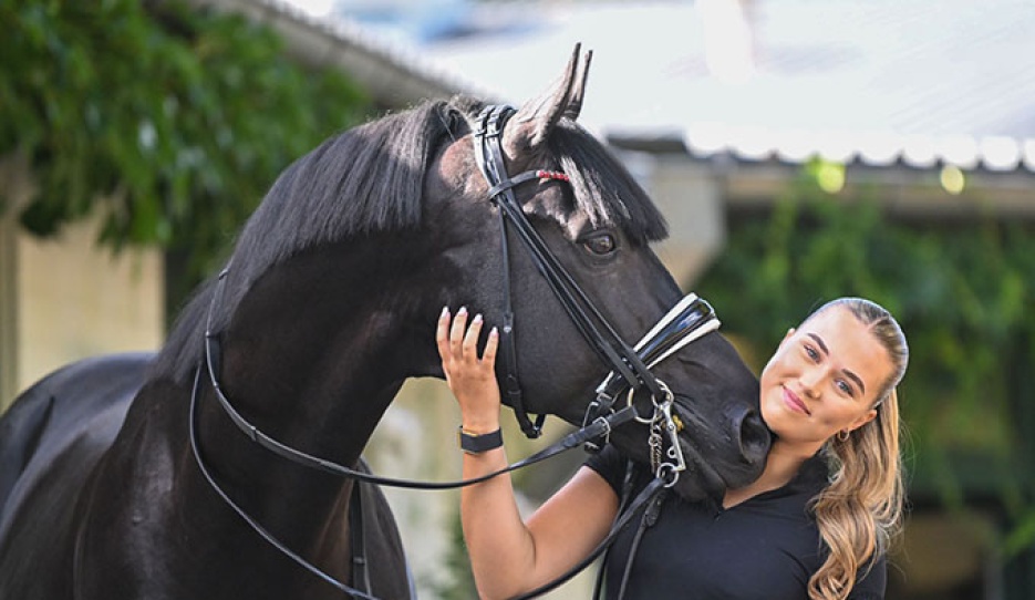 Polish young rider team member Caroline Pawluk with her new horse, Romeo von Furstenball