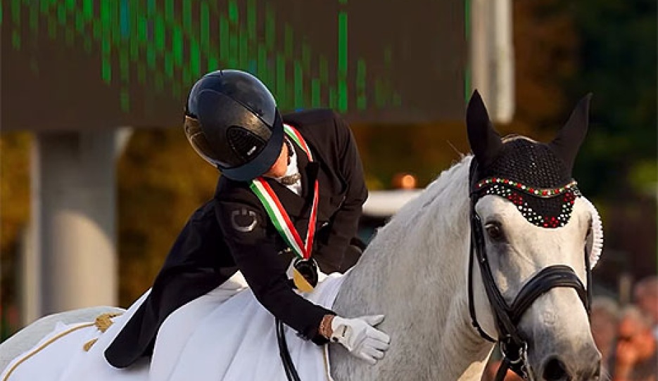 Grand Prix champion's Aniko Losonczy and Dior S in front of the trophy table :: Photo © Domcs