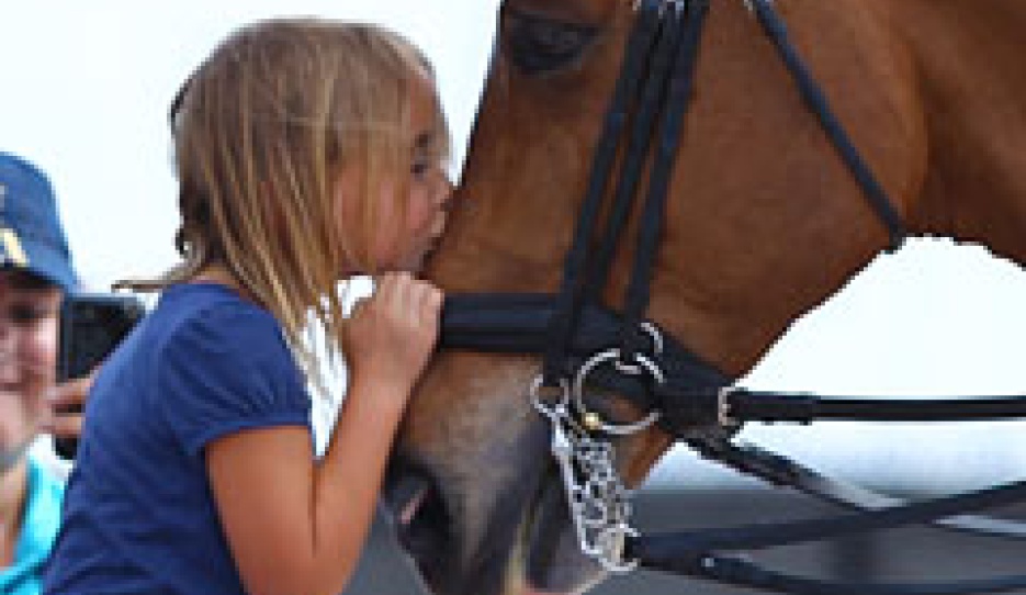 Denielle Gallager's daughter kissing Argo Conti Tyme :: Photo © Astrid Appels