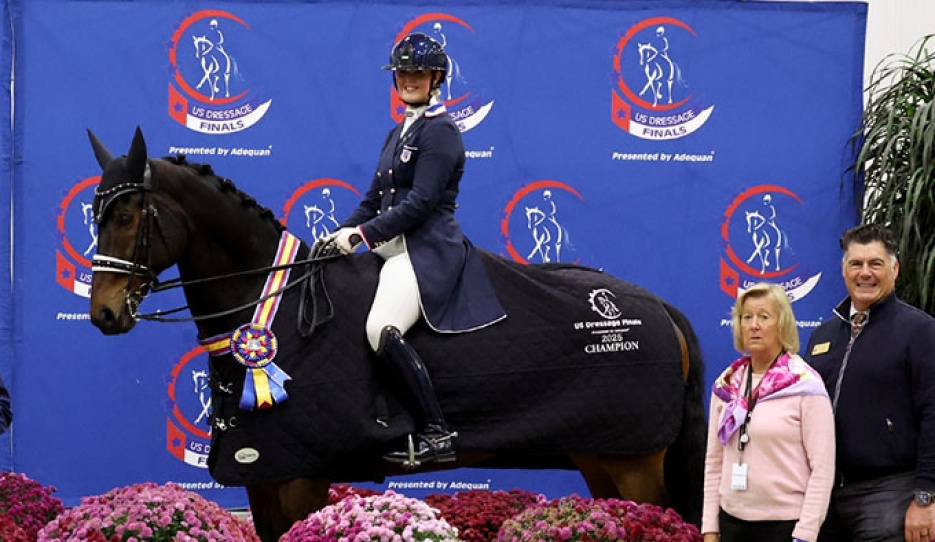 Ava Noone’s enormous “teddy bear”, Gucci, overcame two abscesses before Finals to head up the Intermediate I Junior/YR Championship :: Photo © Sue Stickle