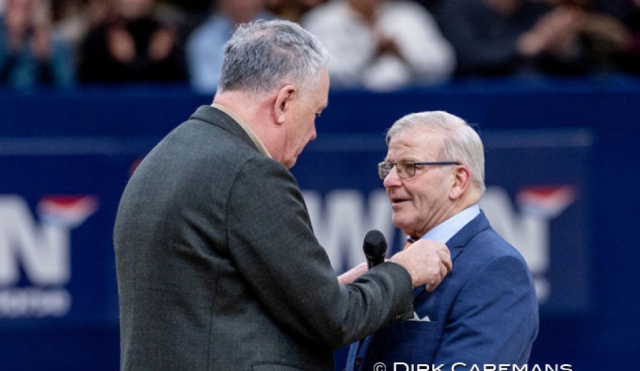 KWPN president Andries van Daalen gives Johan Hamminga the KWPN golden pin :: Photo © Dirk Caremans
