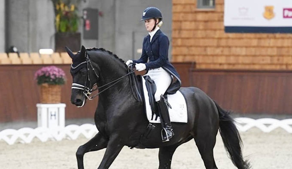 Anne Sofie Aaen on Fursten-Flame :: Photo © Ridehesten