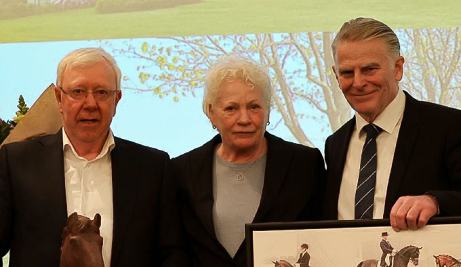 Bjarne Nielsen, Agnete Holmsted and Jan Pedersen at the award ceremony :: Photo © ridehesten