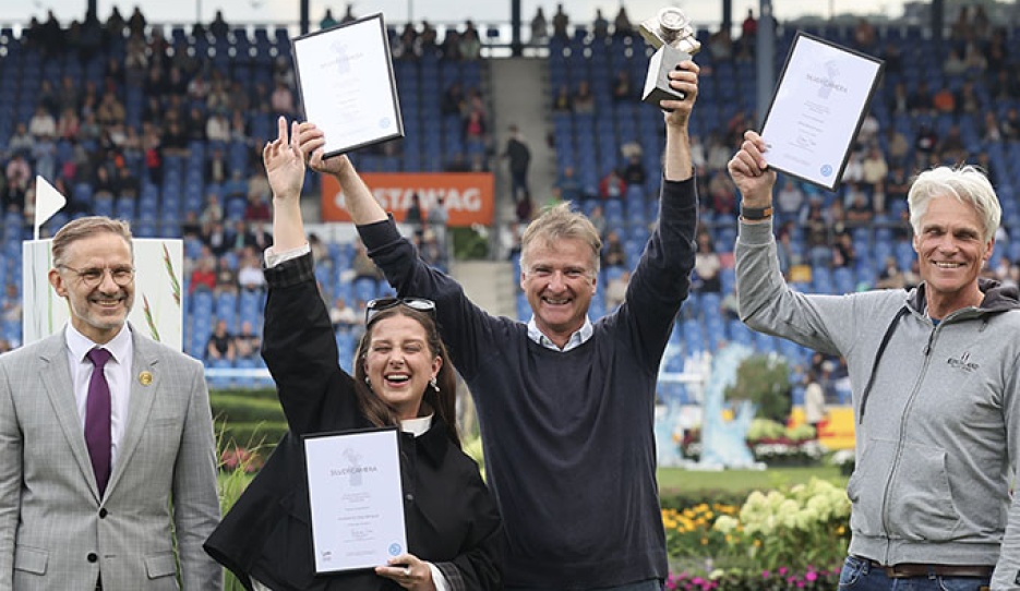 Dr Thomas Förl (Member of the ALRV Supervisory Board), Madeleine Delp Bergsjø (2nd place), Peter Nixon (1st place) and Arnd Bronkhorst (3rd place) in the prize giving for the Silver Camera Award 2026 :: Photo © Andreas Steindl