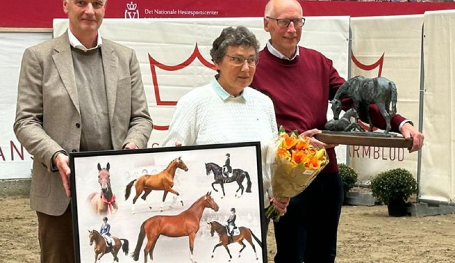 Lene Schmidt Fræhr and Egon Fræhr receive the Matiné statue at the 2026 Danish Warmblood elite mare show :: Photo © Ridehesten