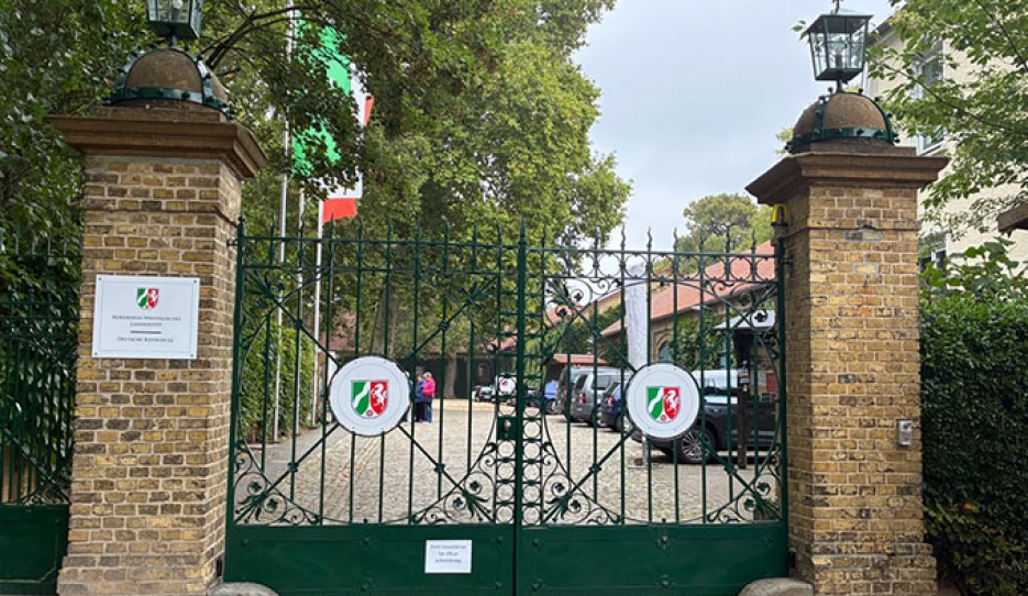 The. green gate leading to the North Rhine-Westphalian State Stud in Warendorf :: Photo © Silke Rottermann