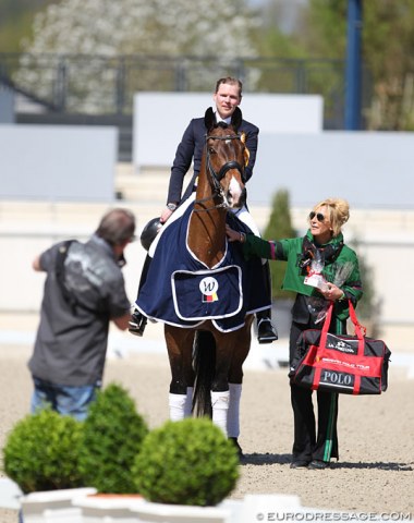 Henri Ruoste on Roccabar and show host Renate Dahmen posing for a victory photo from photographer Holger Schupp