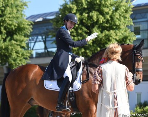 Renate Dahmen chatting to Belgian Laurence Vanommeslaghe on Ibanero van de Vogelzang