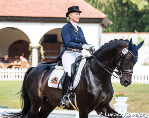 Jennifer Hoffmann on Rondoro Noblesse