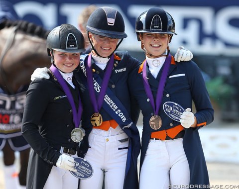 The Kur podium: Paulina Holzknecht, Esmee Donkers, Febe van Zwambagt